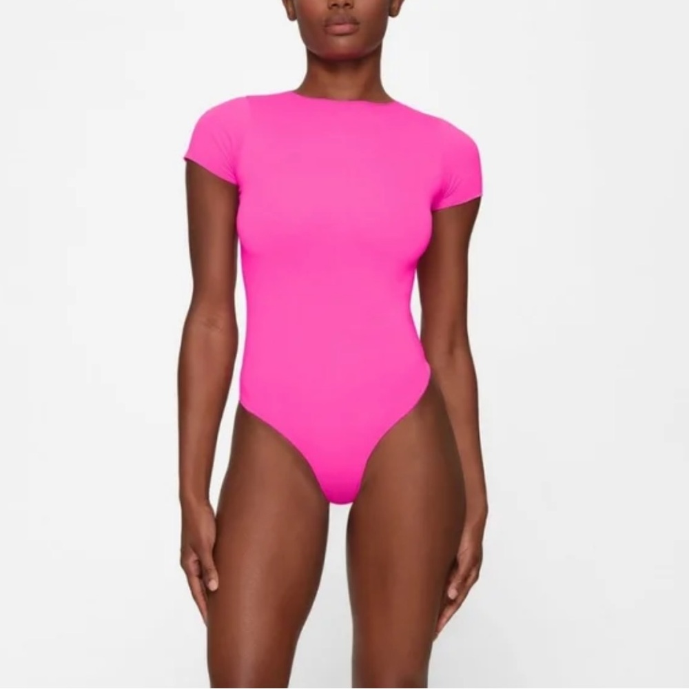 SKIMS *NWT ESSENTIAL BODYSUITUITS T-SHIRT BODYSUIT | COLOR: PINK HIGHLIGHTER